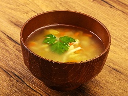 Печена пилешка супа с картофи и моркови в глинен гювеч (гърне) на фурна - снимка на рецептата Печена пилешка супа с картофи и моркови в глинен гювеч (гърне) на фурна - снимка на рецептата